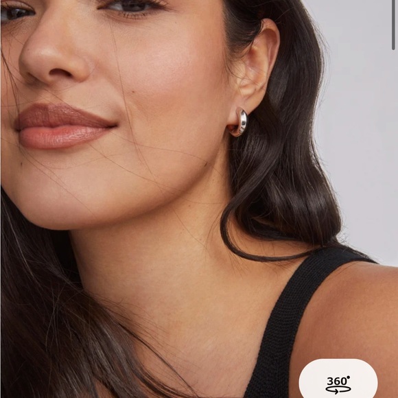 Kendra Scott Shiny Silver Hoop Earrings - Picture 2 of 4